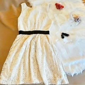 Forever 21 Sleveless Lace Mini Dress